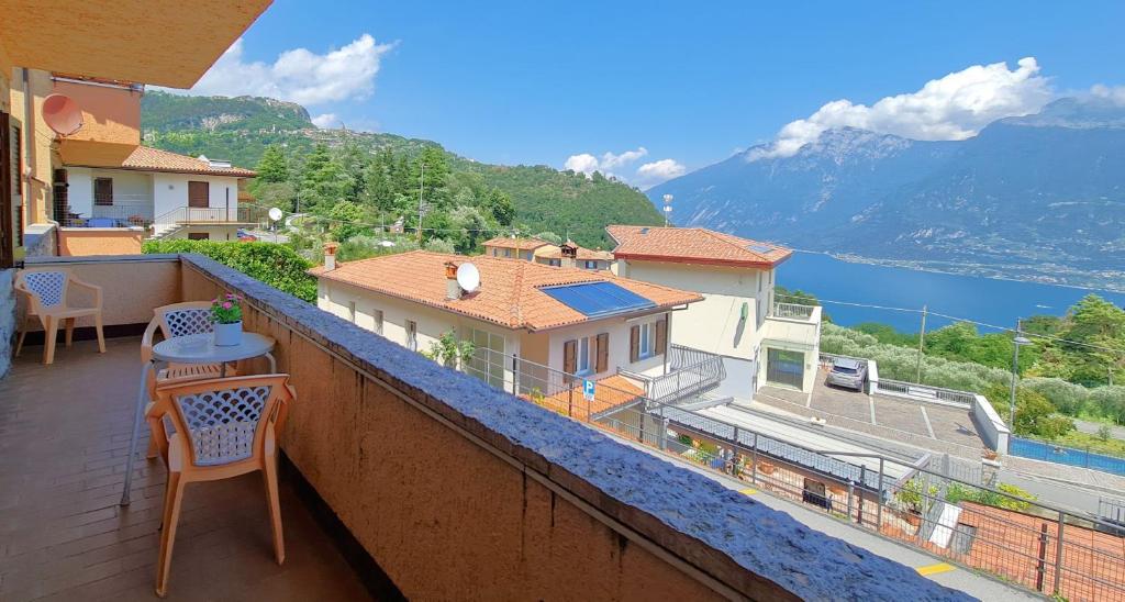 balcón con mesa, sillas y vistas en Casa Bellicini appartamento Balcony Lake View Park, en Tremosine Sul Garda