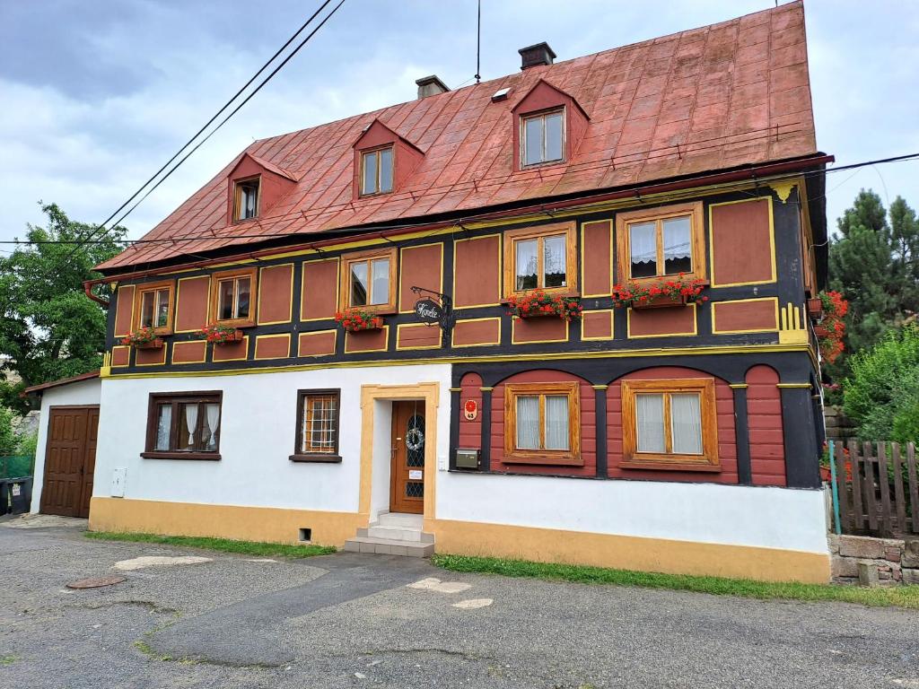 ein großes Haus mit rotem Dach in der Unterkunft Kamélie in Česká Kamenice