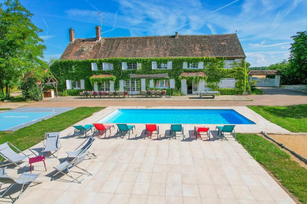 ein Grundstück mit einem Pool vor einem Haus in der Unterkunft Crazy Villa Etisseaux 45 - Heated pool - Volley court - 1h30 Paris - 45p in Saint-Maurice-sur-Aveyron