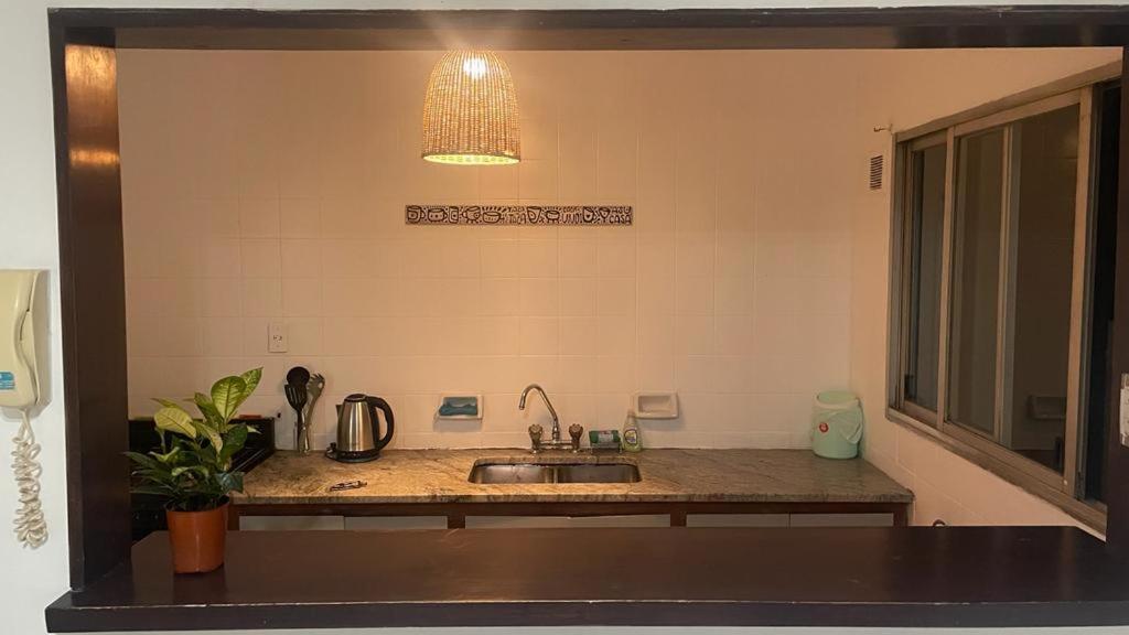 cocina con fregadero y encimera en Departamento centro Cordoba en Córdoba