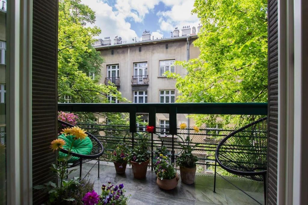 balcone con piante in vaso e vista su un edificio di Spacious 3BR apartment with AC in living room, 2 balconies a Cracovia