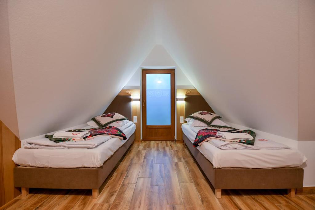 Pod Tatrami 1 & SPA - Komfortowe Noclegi z wyżywieniem, blisko Term Bania - 四人间 - 阁楼
