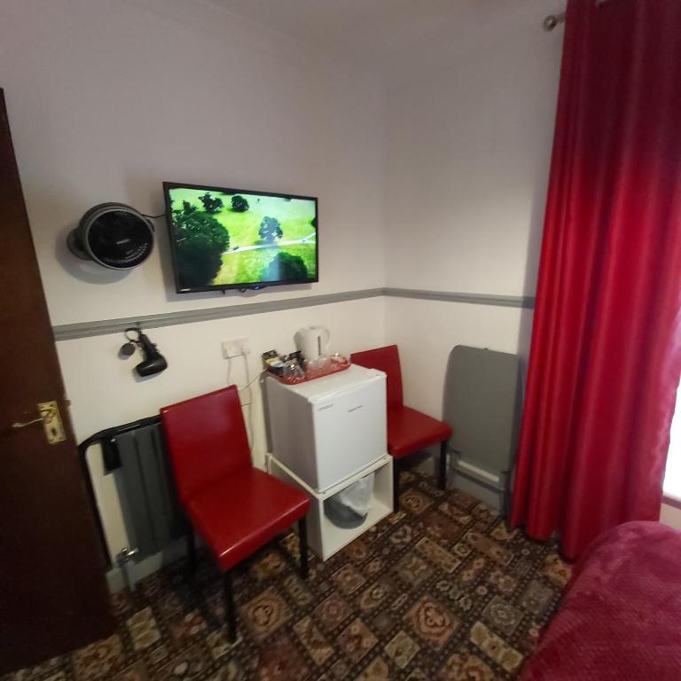TV a/nebo společenská místnost v ubytování St Albans Guest House, Dover