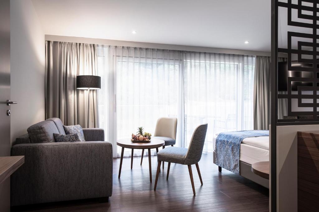 una camera d'albergo con letto, tavolo e sedia di Nuhr Medical - Hotel & Restaurant a Senftenberg