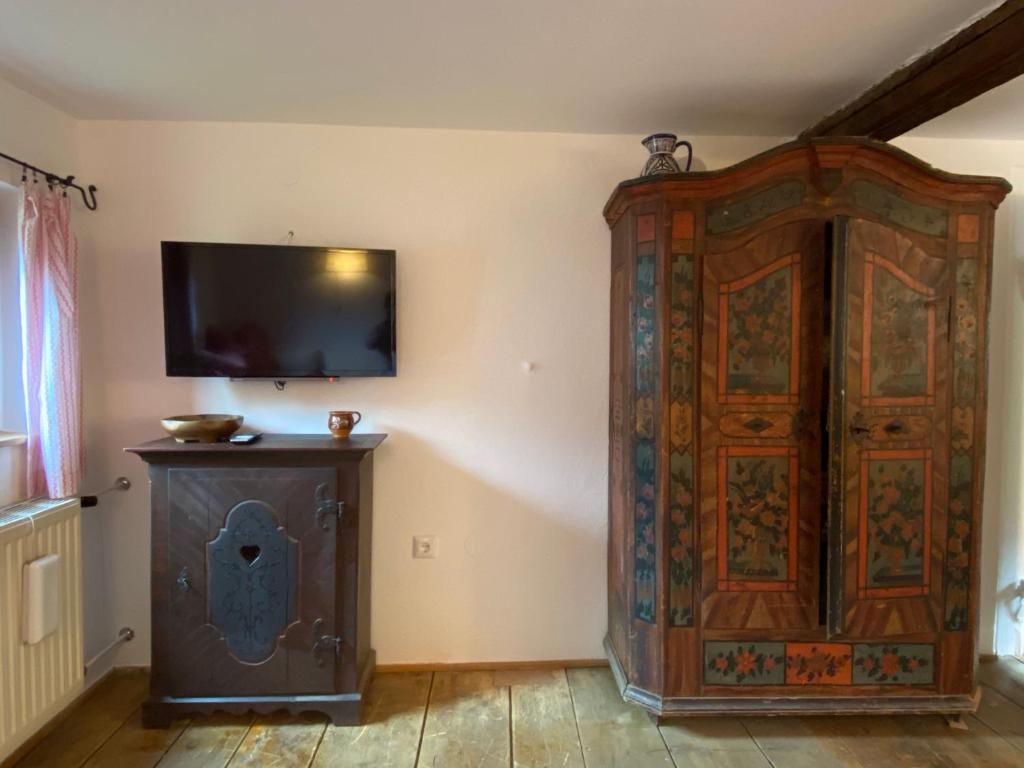 A television and/or entertainment centre at Gemütliches Häuschen im Zentrum