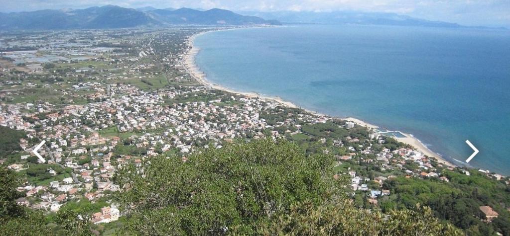 een luchtzicht op een stad naast de oceaan bij Casa Circe in San Felice Circeo