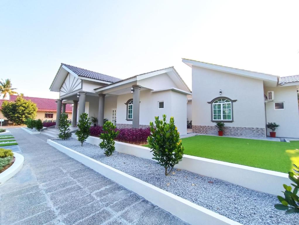 Zahrada ubytování Villa Dracaena Melaka With Swimming Pool, Hill View and 20 minutes to Town