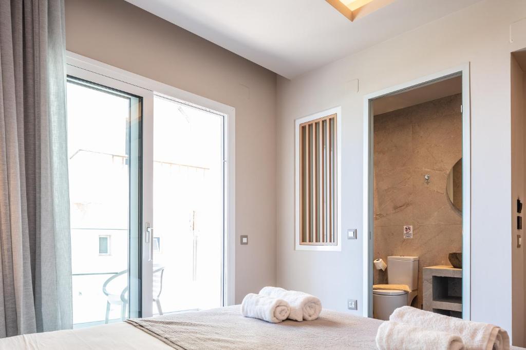 Skipper Beachfront Suites - 18