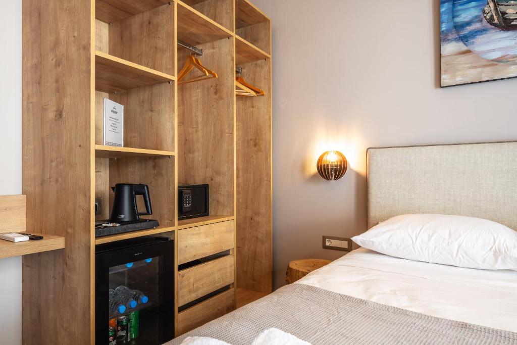 Skipper Beachfront Suites - 19