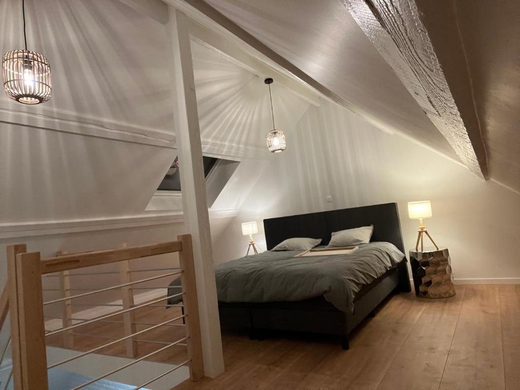 een slaapkamer met een bed in een tent bij Cosy Nest in Brussel