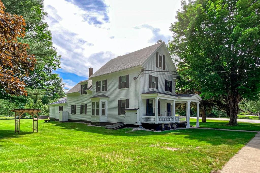 duży biały dom na zielonym trawniku w obiekcie Paradise Found Entire Property w mieście Bethel