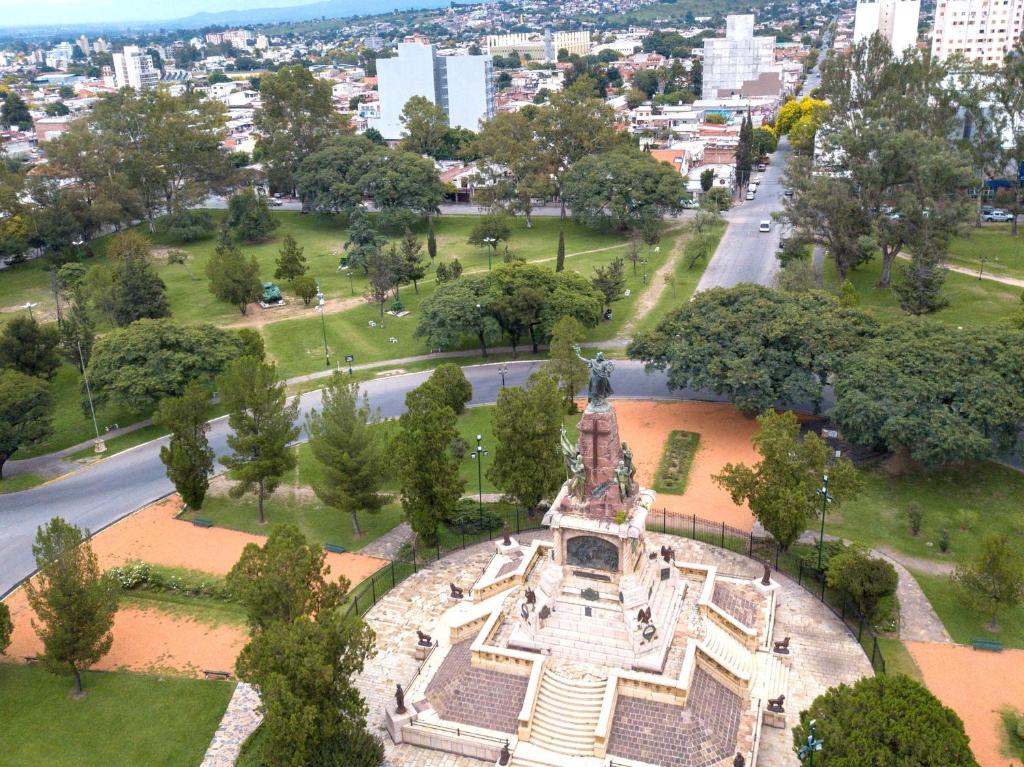een luchtzicht op een park met een fontein bij Latorre Apartment in Salta