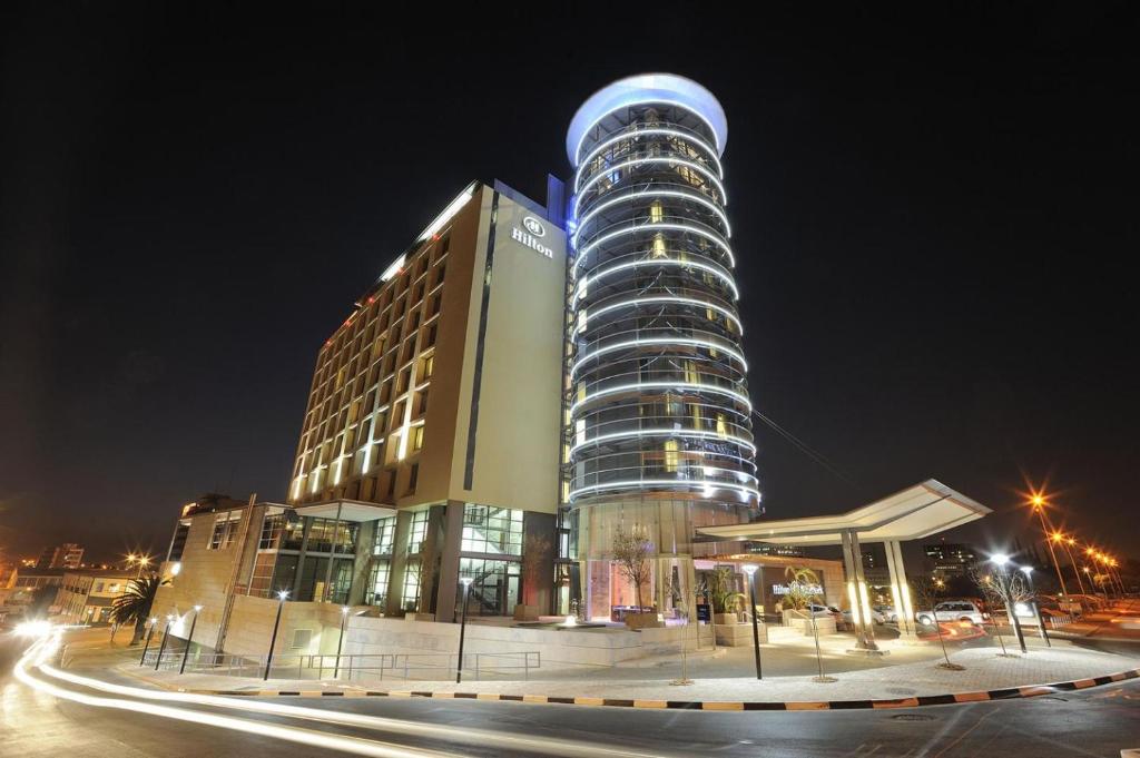 Un edificio alto con una luce blu sopra di City Centre Apartment in Windhoek a Windhoek