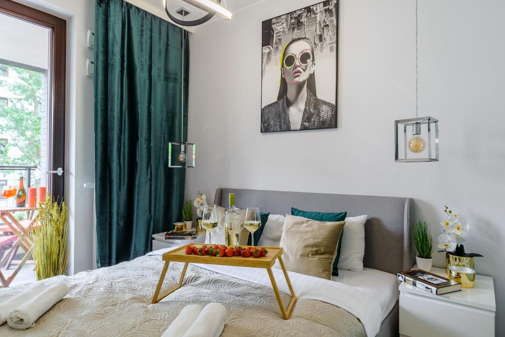 um quarto com uma cama e uma mesa com fruta em Lumina apartments with balcony Warsaw em Varsóvia