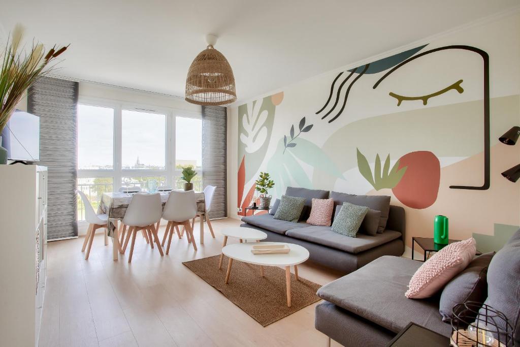 un salon avec un canapé et une table dans l'établissement Escapade sur l'île de Nantes avec vue sur la Loire, à Nantes