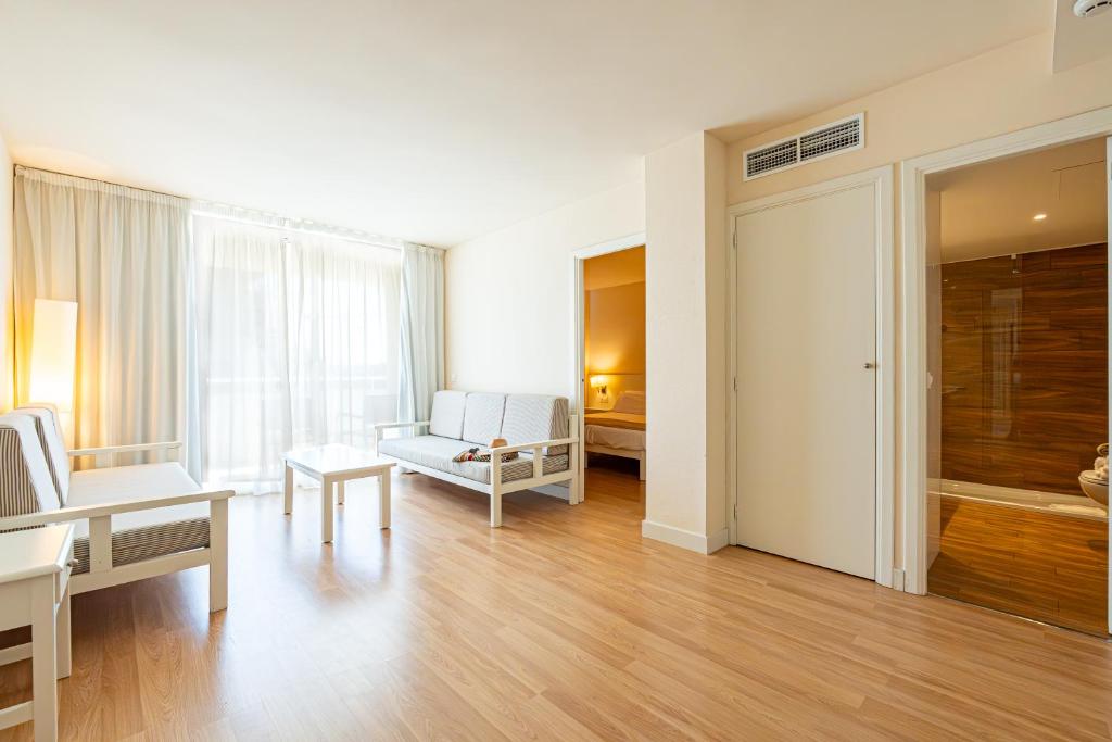 Fotografie z fotogalerie ubytování Hotel Rosella affiliated by Intelier v destinaci Sa Coma