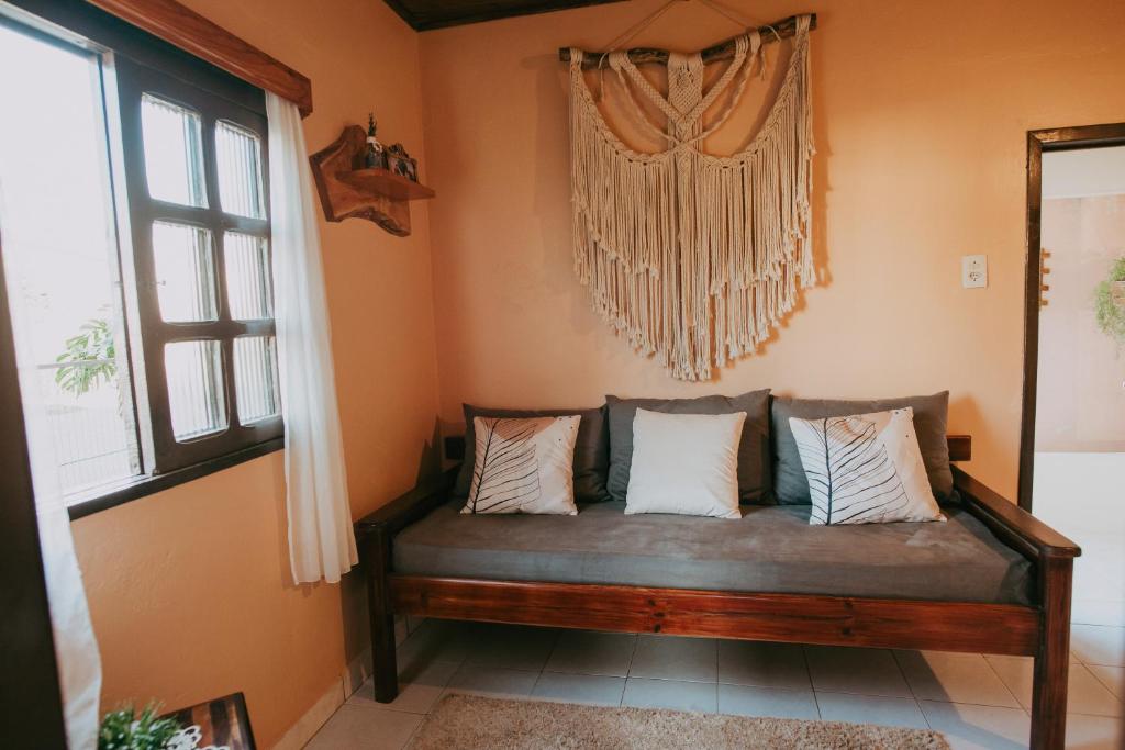 un sofá en una habitación con ventana en Morada perto dos Canyons e Balões - Rosa dos Canyons, en Praia Grande