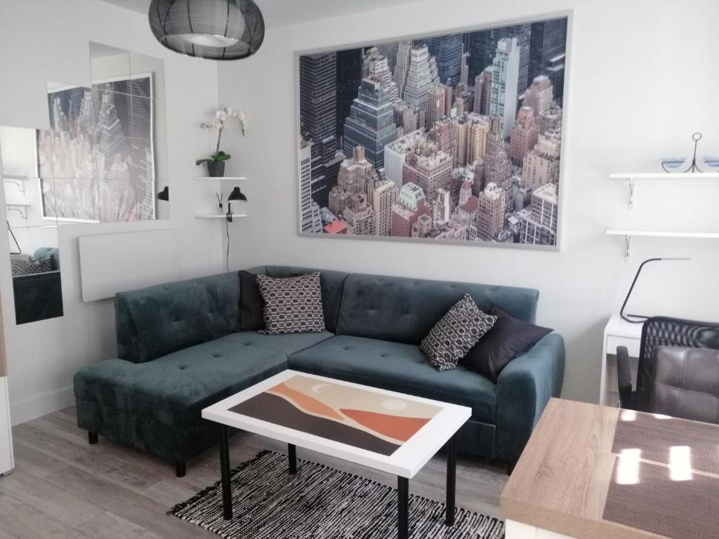 Una sala de estar con un sofá y una mesa de café. en Apartament w centrum, en Lublin