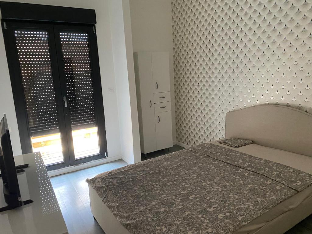 Schlafzimmer mit einem Bett und einem Fenster in der Unterkunft T2 DUPLEX CEUR GRATTE CIEL in Villeurbanne