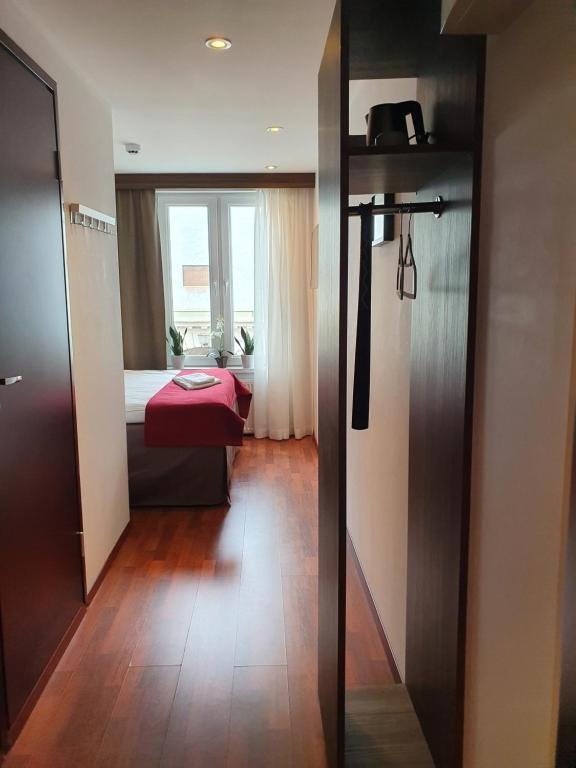 Postel nebo postele na pokoji v ubytování Gamleby Hotell