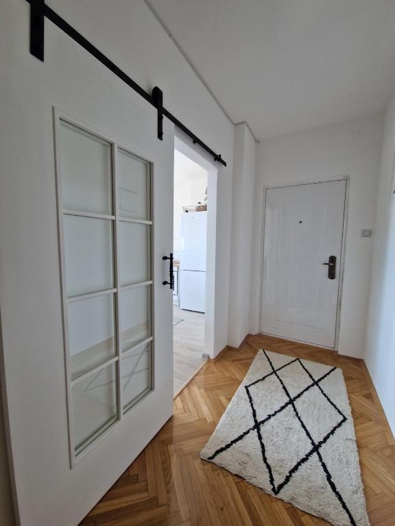 an empty room with a door and a rug at Apartman REA 1 in Pirot