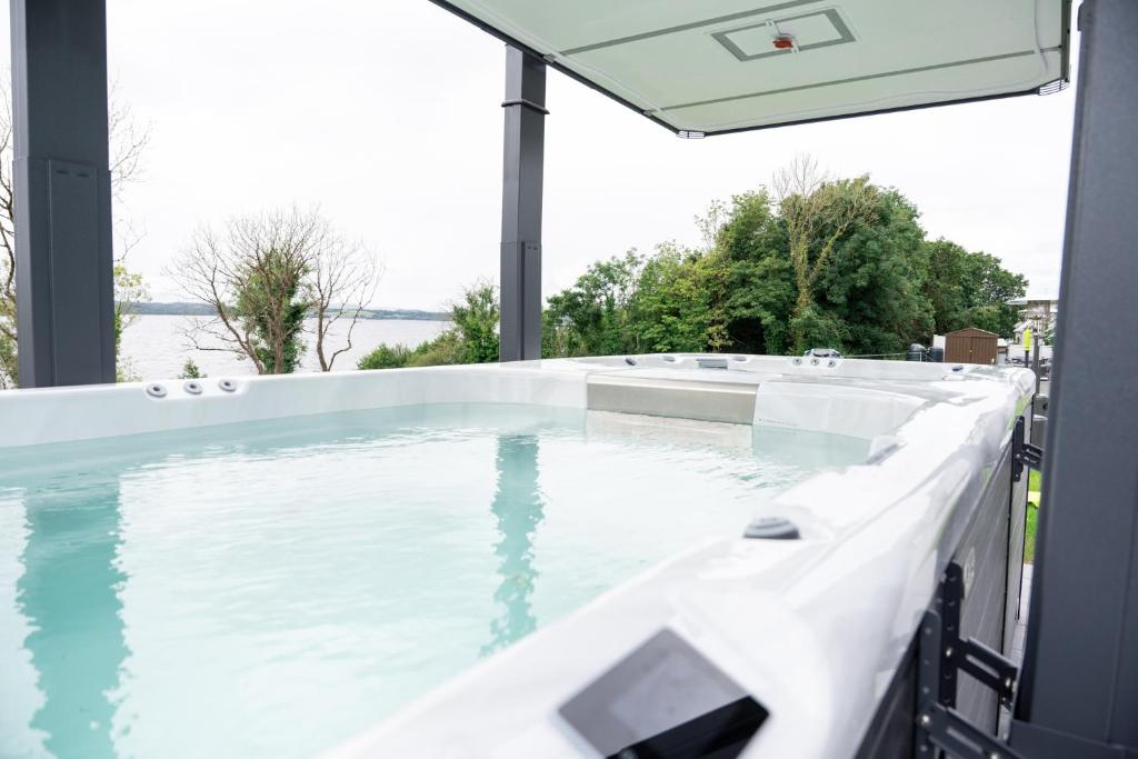 Escape Ordinary at Lily's Pad - Den D'Ernie