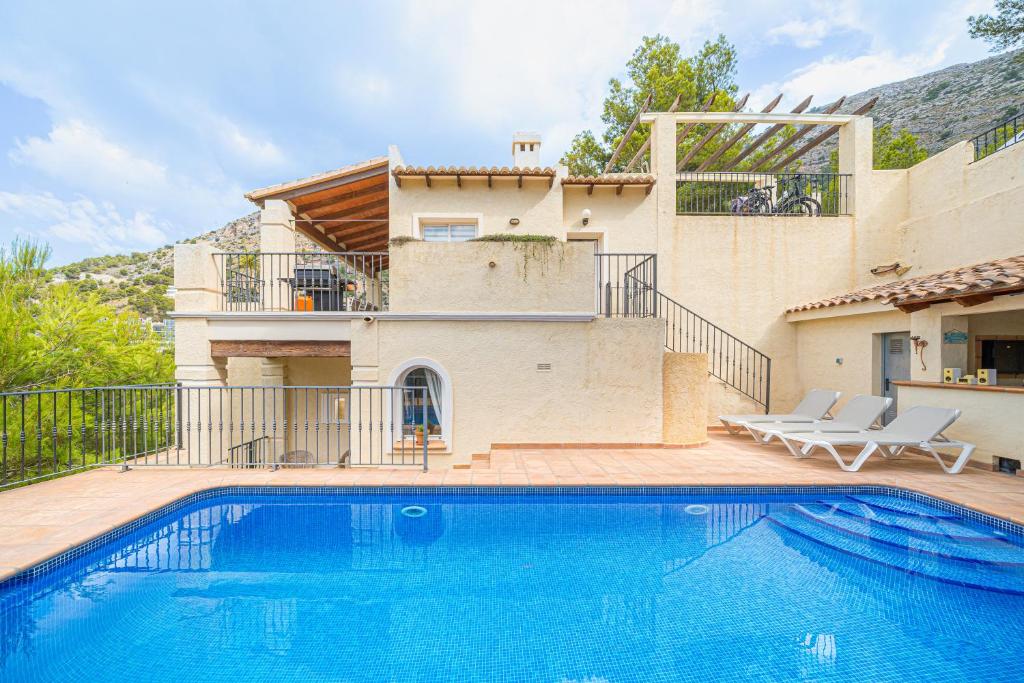 een villa met een zwembad voor een huis bij Casa Pianti villa in Altea Hills in Altea