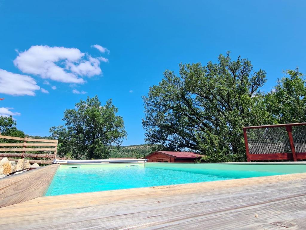 Bazén v ubytování La Roulotte du Coustal, Cajarc, Lot nebo v jeho okolí