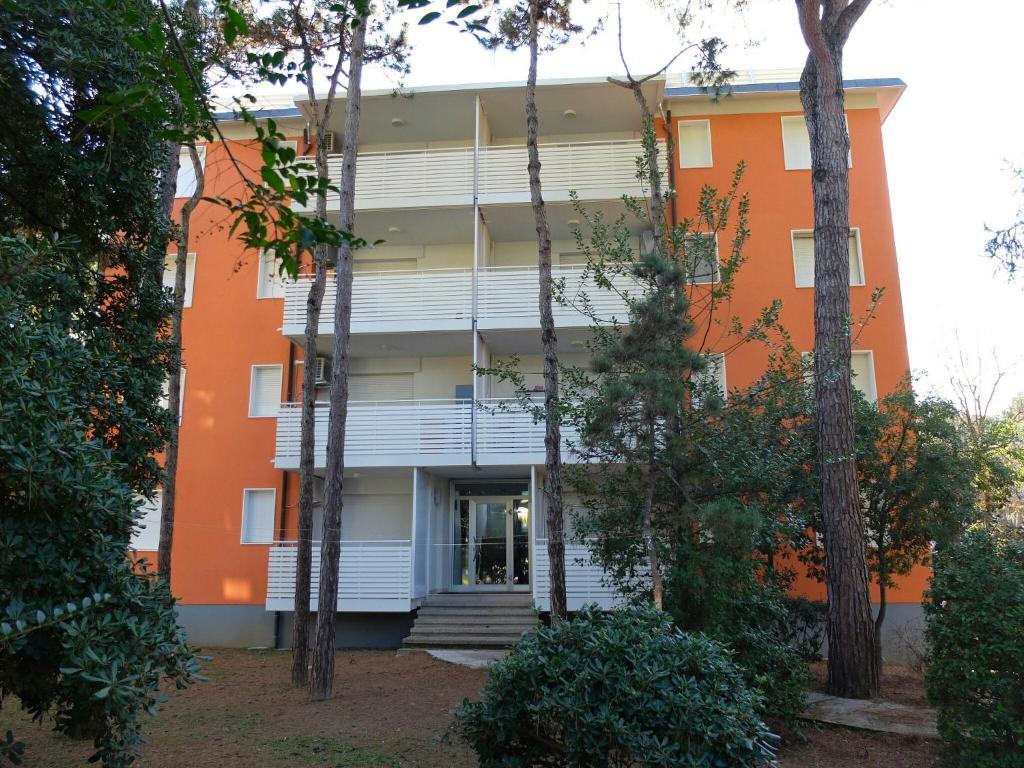 リニャーノ・サッビアドーロにあるResidence Valgardenaの手前に木々が植えられたオレンジと白の建物