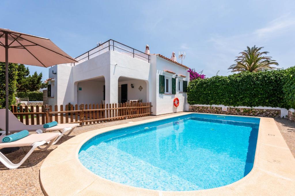 een zwembad voor een villa bij Villa Calan Brut 51 in Cala en Blanes