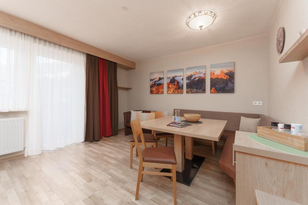 Televízia a/alebo spoločenská miestnosť v ubytovaní Appartement Oskar
