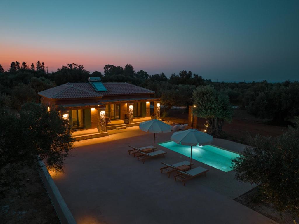 Bazén v ubytování Terra Oleana Cottages nebo v jeho okolí