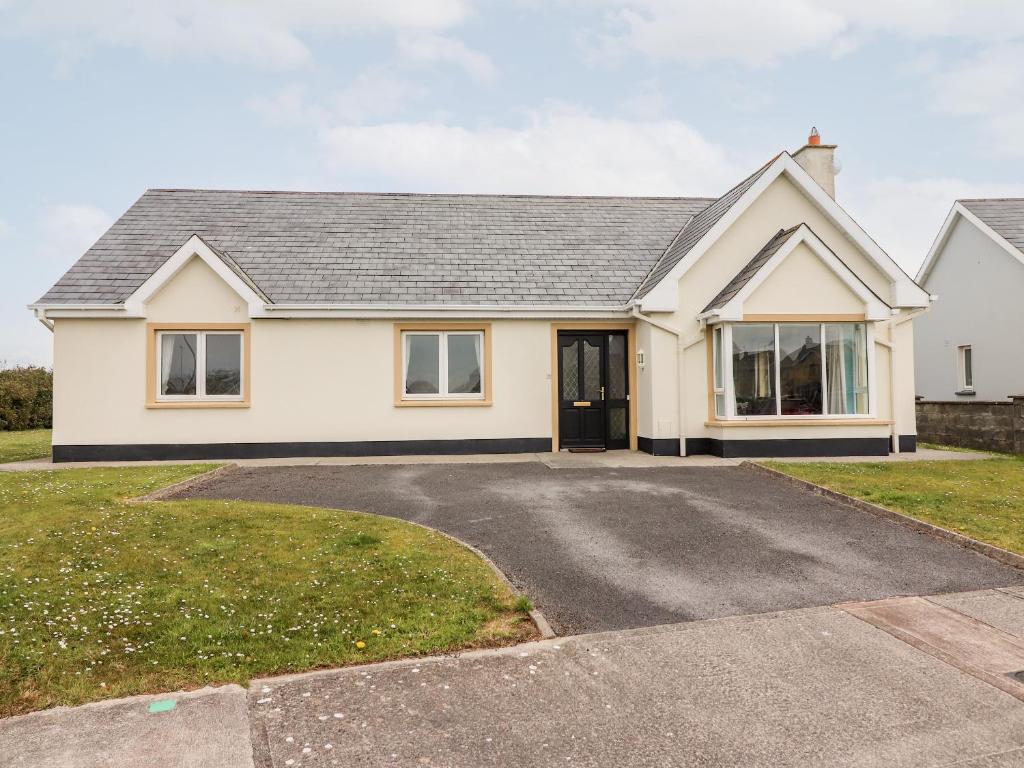 uma casa com uma entrada em frente em 29 Church Field em Doonbeg