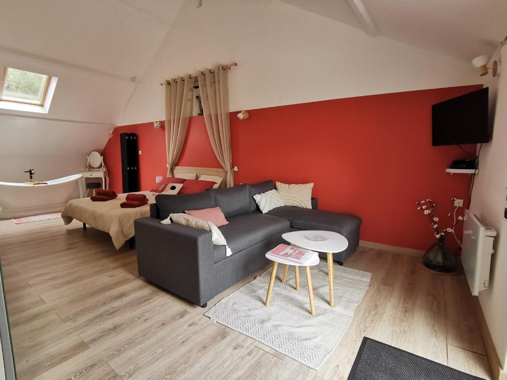 salon z kanapą i łóżkiem w obiekcie Les lits de l'Arz w mieście Malansac