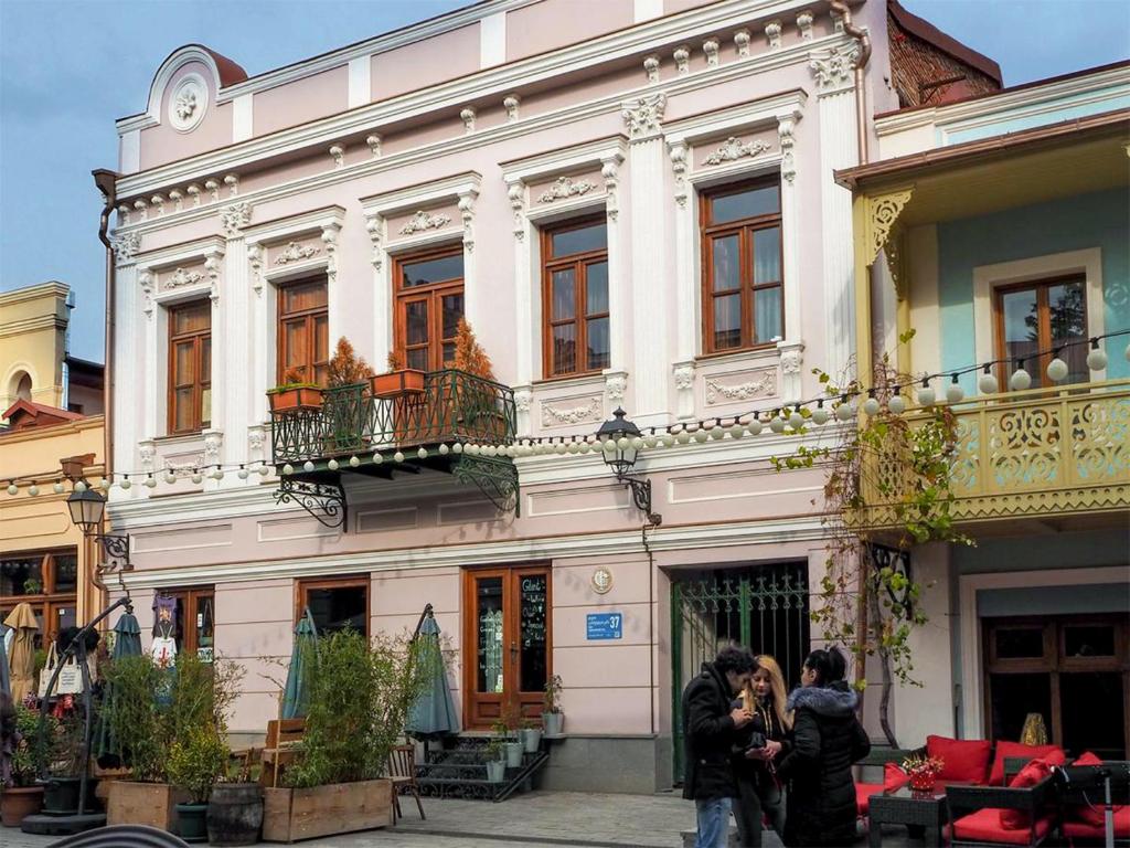 un grupo de personas de pie en frente de un edificio en Historic Apartments "1868 Tbilisi" Best Location, en Tiflis