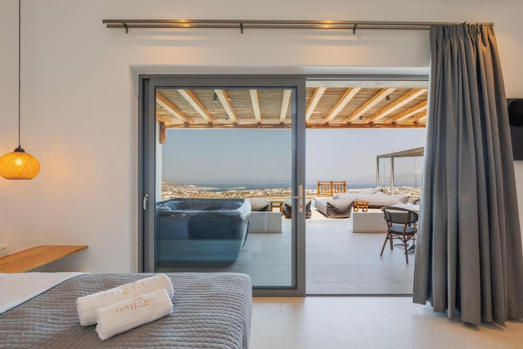 Postel nebo postele na pokoji v ubytování Sunset Hill Suites