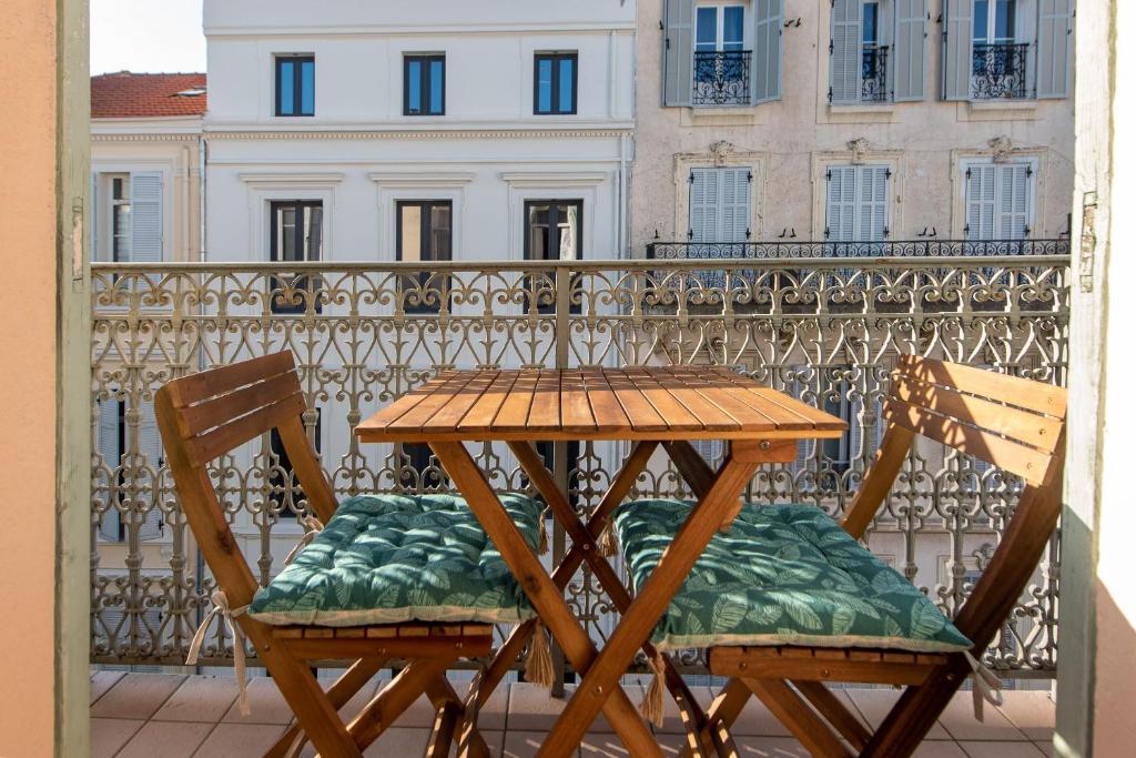 Balkón alebo terasa v ubytovaní LE CONSTANTIN avec balcon, emplacement privilégié pour 2 personnes dans le centre