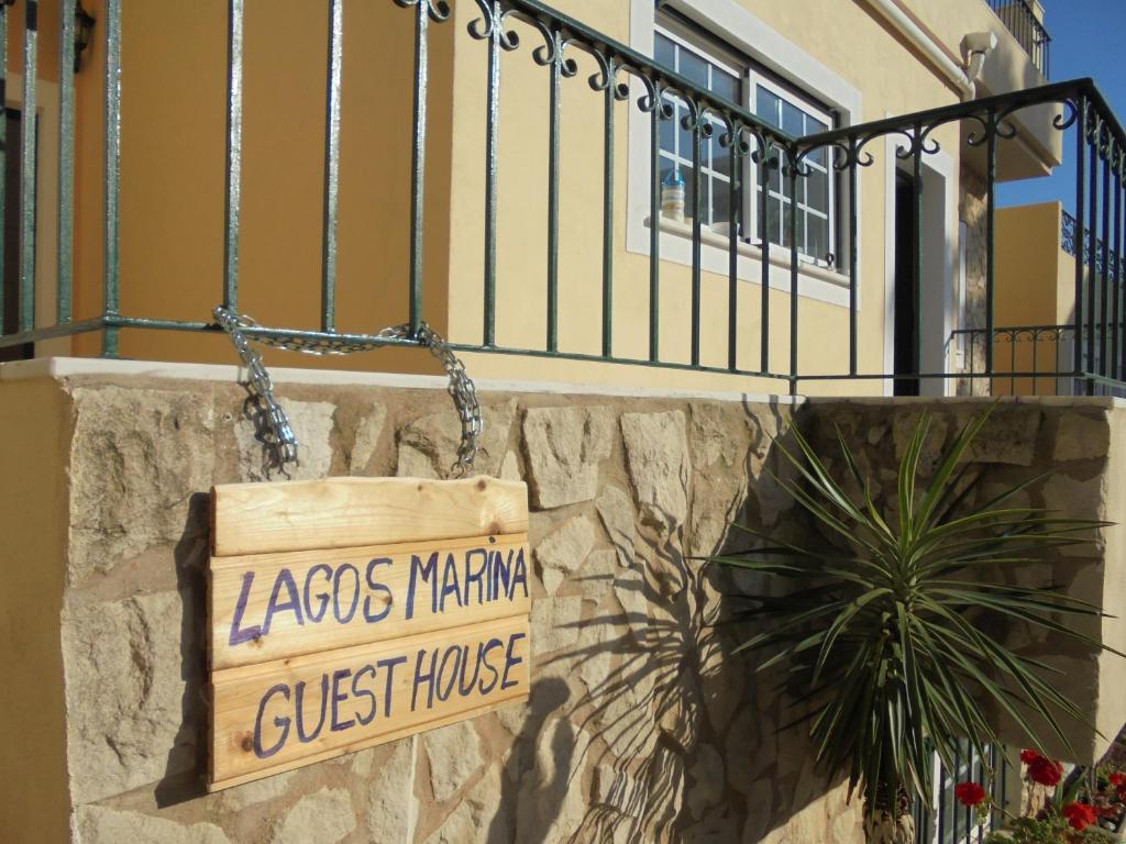 um sinal para uma casa de hóspedes numa parede em Lagos Marina Guest House em Lagos