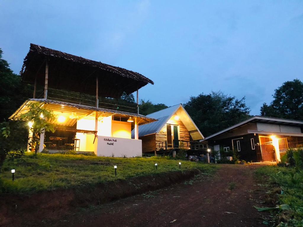 uma casa à noite com luzes à frente em Pai Kitchen Hub Hostel em Pai