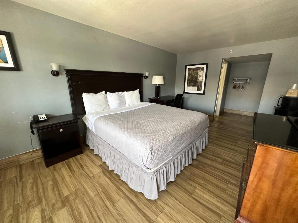 um quarto de hotel com uma cama e uma mesa em HillView Inn at Six Flags Fiesta em San Antonio