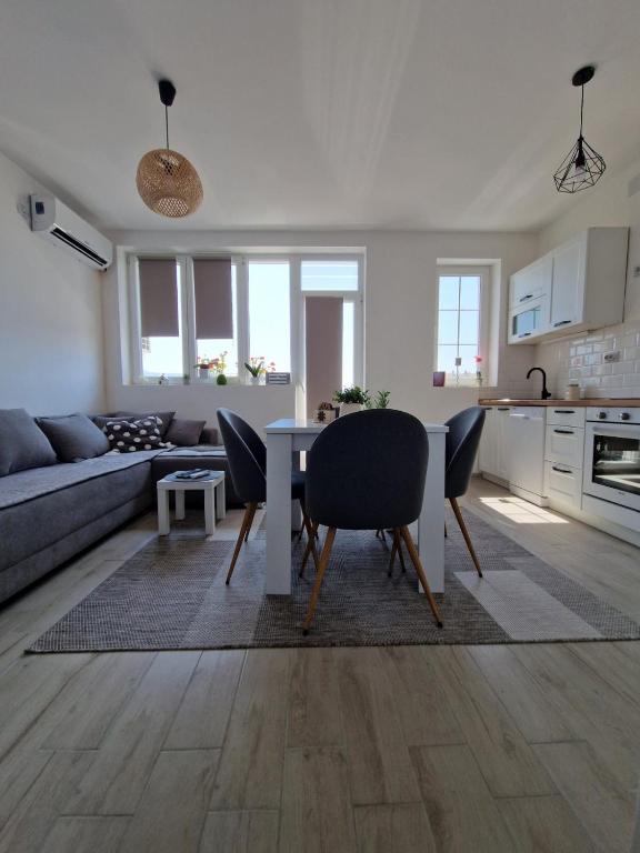 a kitchen and living room with a table and chairs at Apartman REA 1 in Pirot