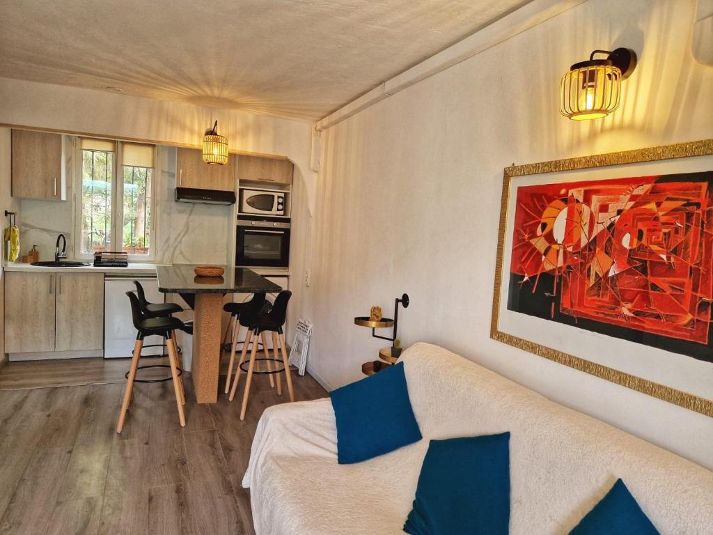 salon z kanapą i kuchnią w obiekcie Évasion Provençale à 1km de la plage, Les Issambres w mieście Les Issambres