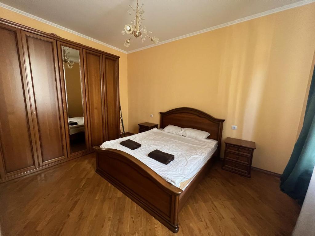 um quarto com uma cama com duas toalhas em Central House em Lviv
