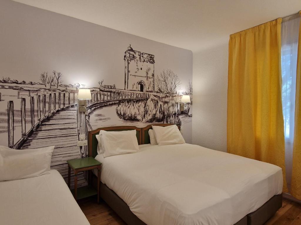 Postel nebo postele na pokoji v ubytování Logis VIGNES BLANCHES*** Hôtel Cosy et restaurant de terroir