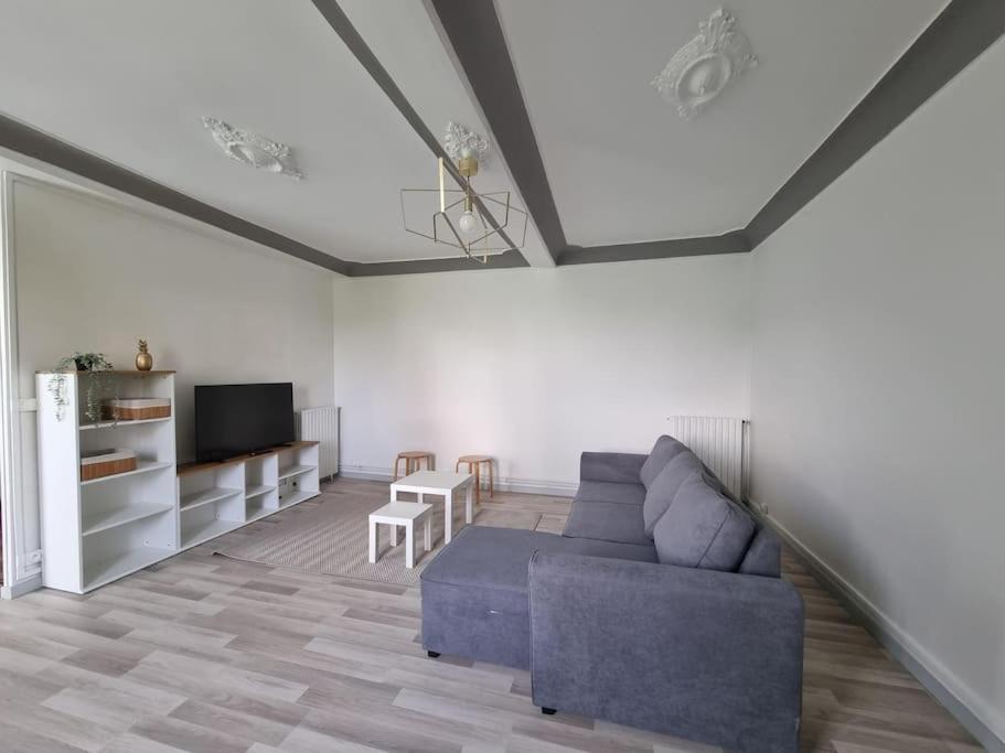 - un salon avec un canapé et une télévision dans l'établissement Chez Cédric et Mélissa maison Lou Milhòc en Béarn, 