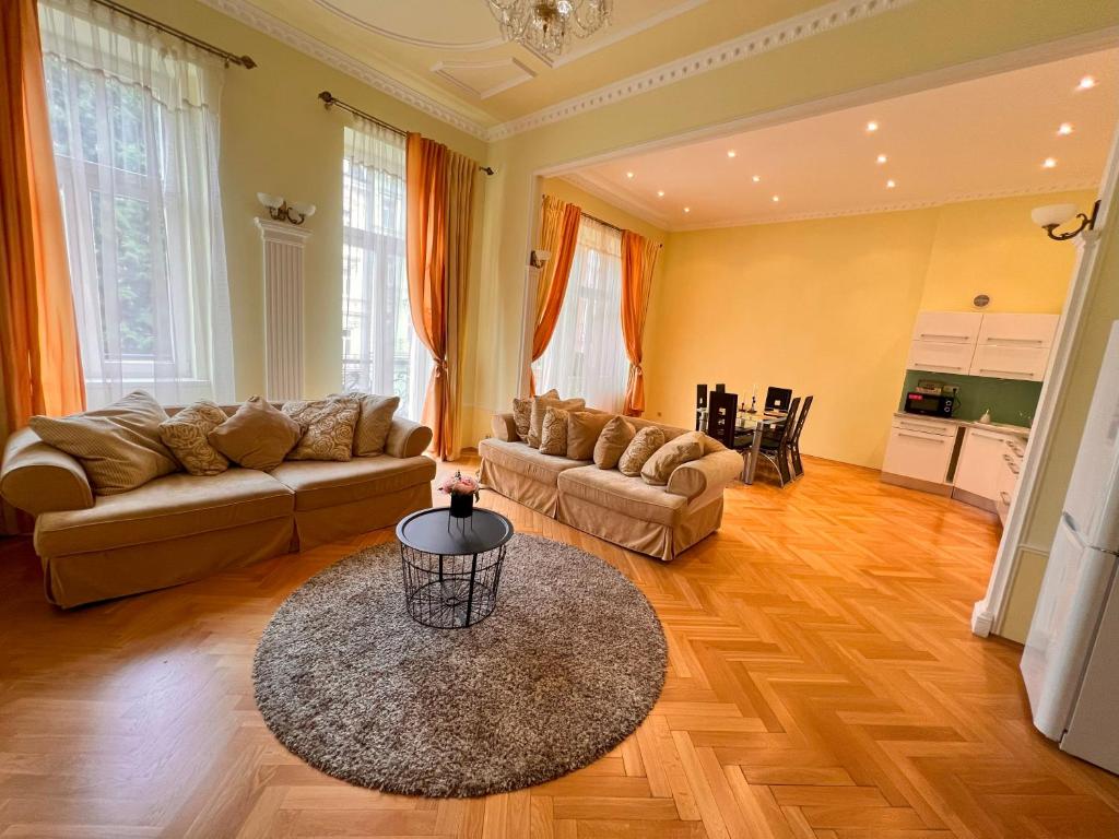 uma sala de estar com um sofá e uma mesa em Jurincom apartments Sadová em Karlovy Vary