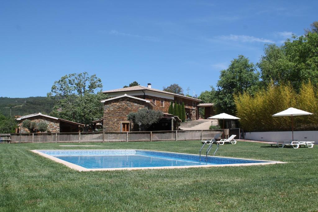 una piscina en el patio de una casa en Refúgios do Pinhal, en Oleiros