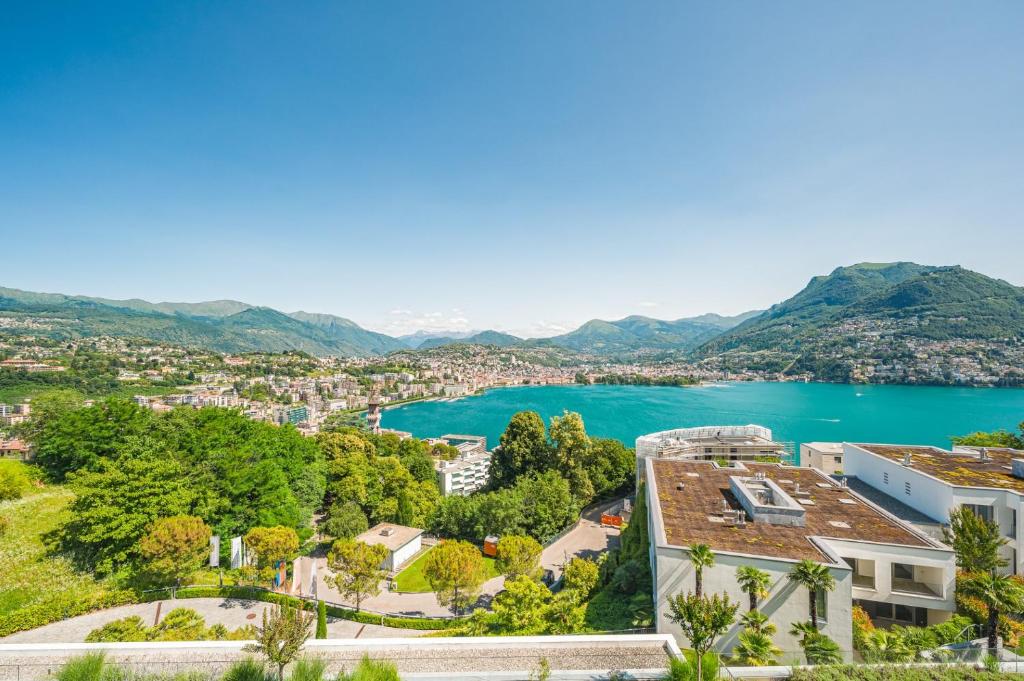 uma vista para o lago a partir de uma casa em Modernes Apartment an Traumlage in Lugano mit Seesicht em Paradiso