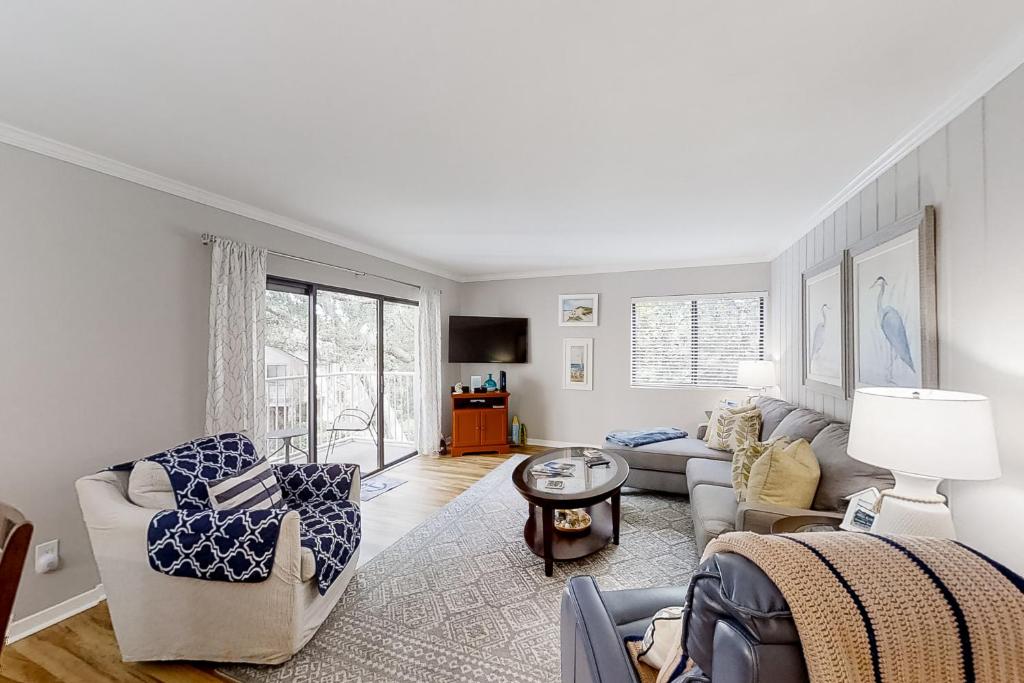 Posezení v ubytování Beach Wood Wonder with pool access - walk to ocean