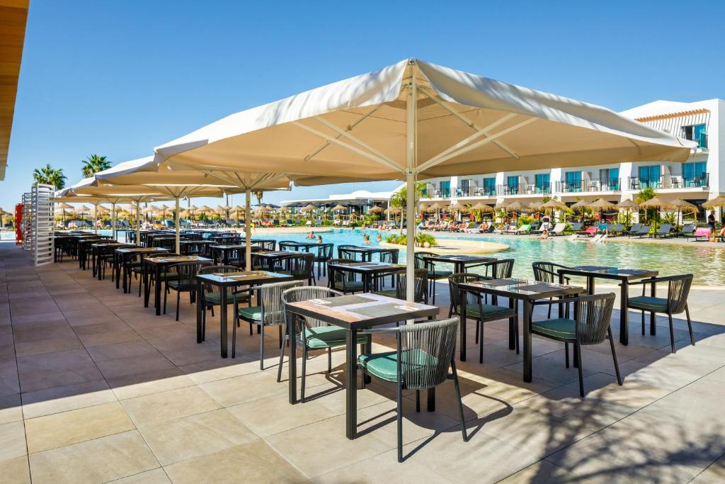 Een restaurant of ander eetgelegenheid bij AP Cabanas Beach & Nature - Adults Friendly